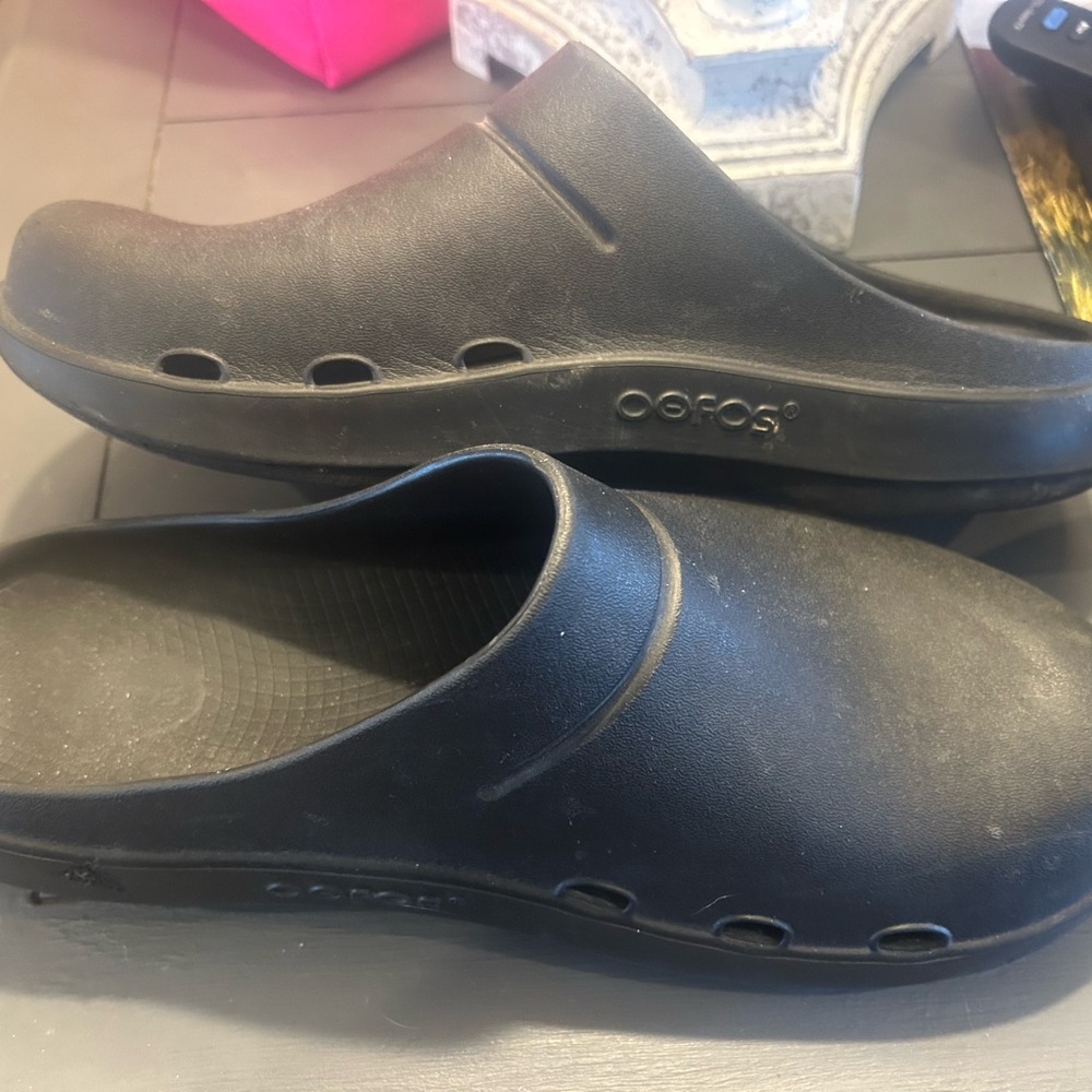 OOFOS Men's Black Clogs
